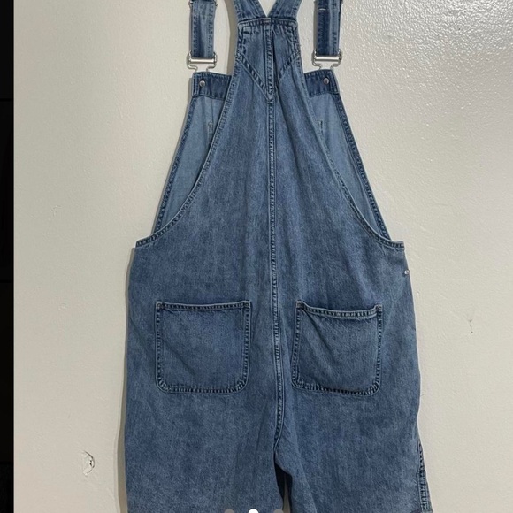 Gap overall shorts in size large - Picture 3 of 3